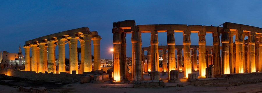 Luxor-temple-at-night