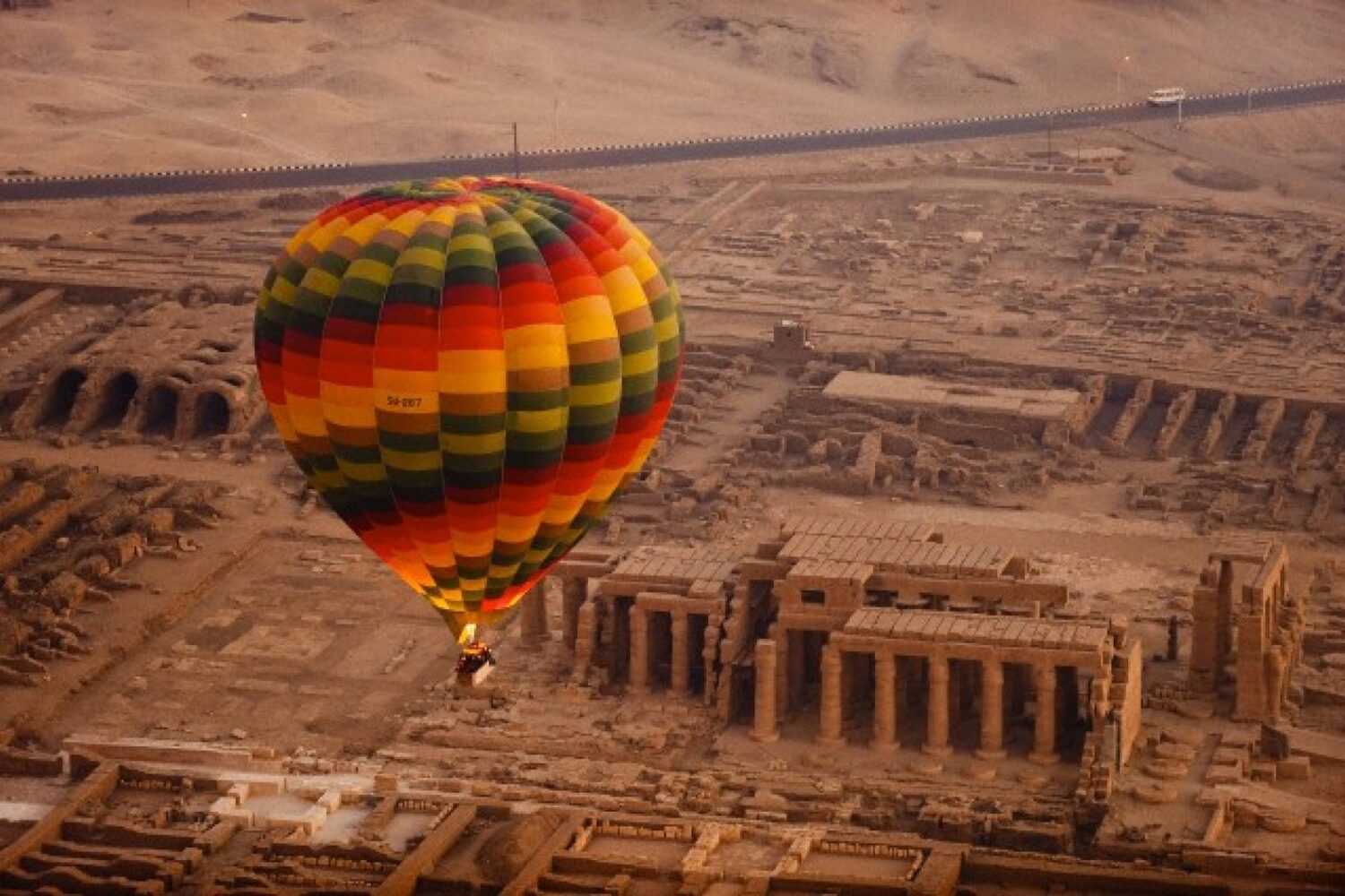 Hot-Air-Balloon-in-Luxor